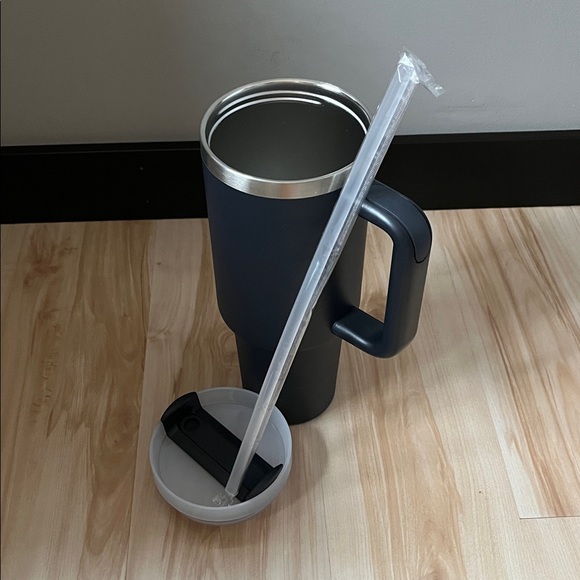 NWOT Hoka Black Insulated 40 oz Tumbler w/unopened plastic straw - Picture 6 of 6